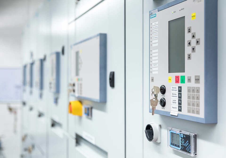 Operating and controlling electrical installations